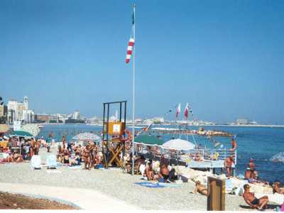 ...si accalcavano allestendo gazebo, tende e cucine da campeggio non solo sull�arenile ma anche sul pietrisco adiacente